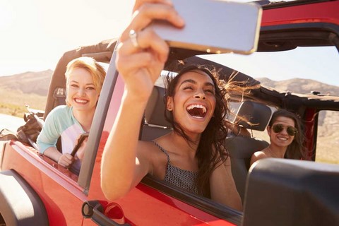 Rencontre entre fille pendant un road trip en Autralie